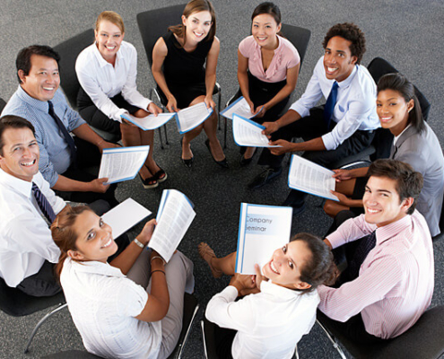 Meetings effizient gestalten: Business Team sitzt zusammen im Stuhlkreis