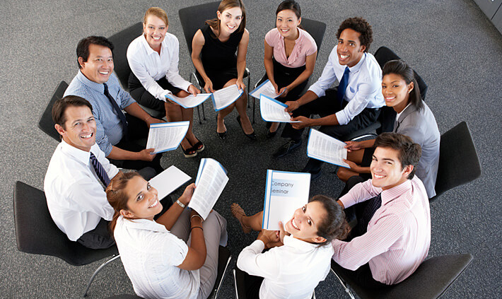 Meetings effizient gestalten: Business Team sitzt zusammen im Stuhlkreis